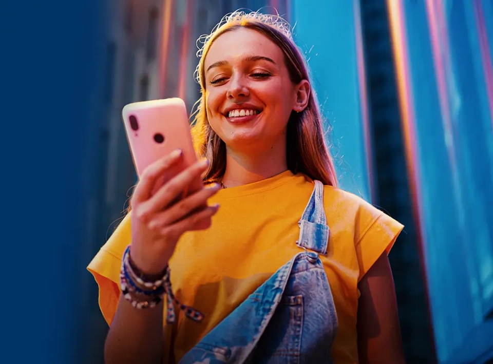 dziewczyna trzymająca telefon