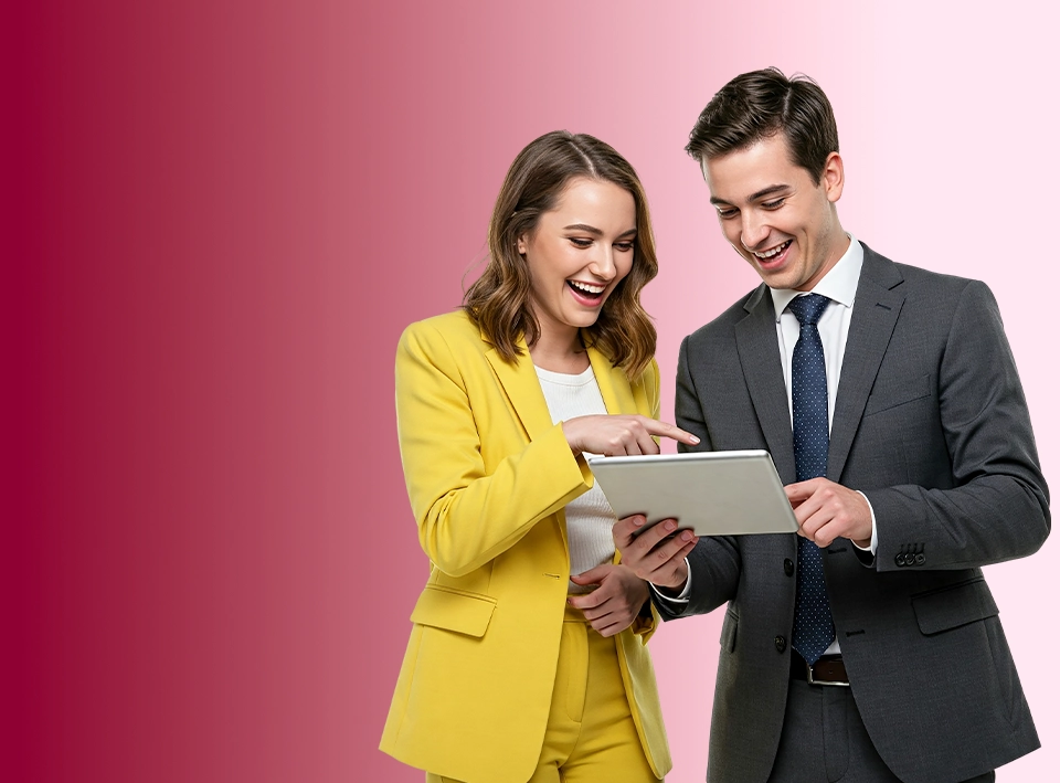 Mężczyzna i kobieta patrzący się na tablet