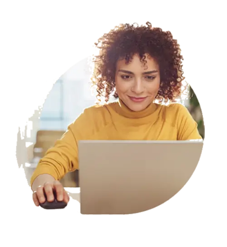 Kobieta z kręcony włosami korzystająca z laptopa.