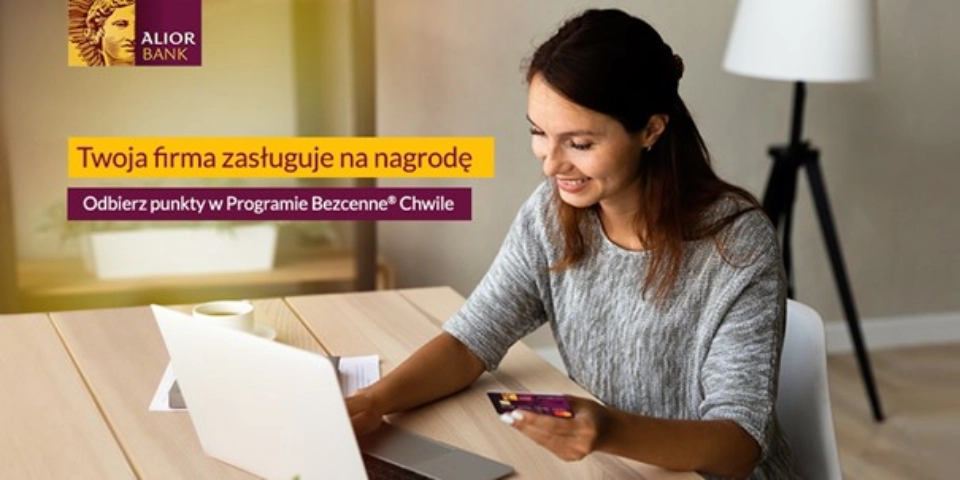 Kobieta używająca karty płatniczej, napis Twoja firma zasługuje na nagrodę - odbierz punkty w Programie Bezcenne Chwile
