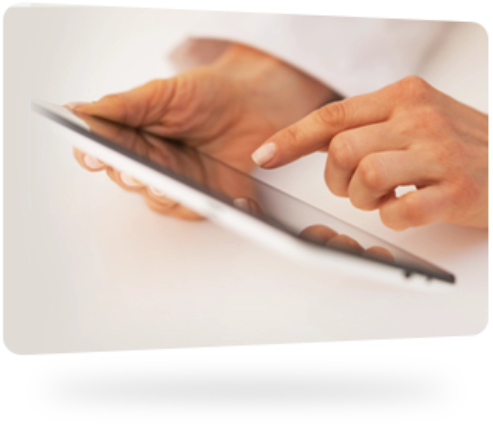 Dłonie klikające urządzenie mobilne