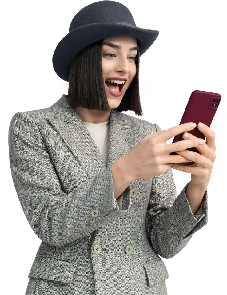uśmiechnięta pani melonik trzymająca telefon