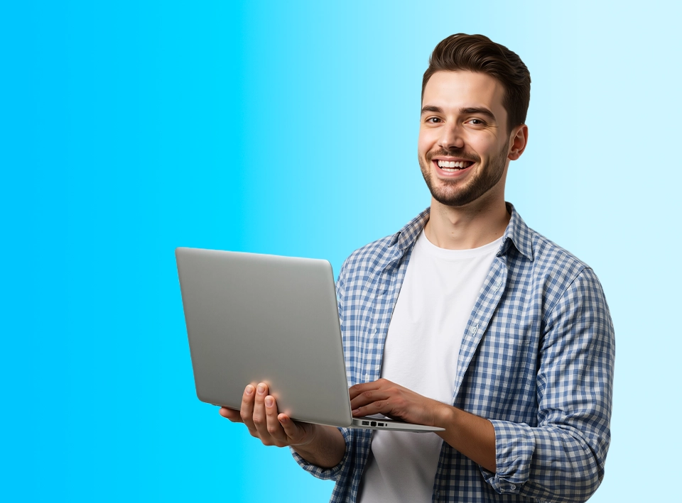 Uśmiechnięty mężczyzna w koszuli trzymający laptopa