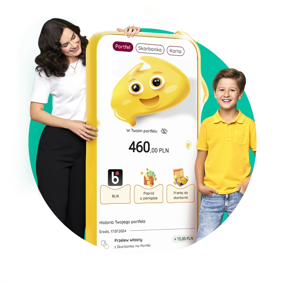 mama oraz syn stojąca obok makiety telefonu