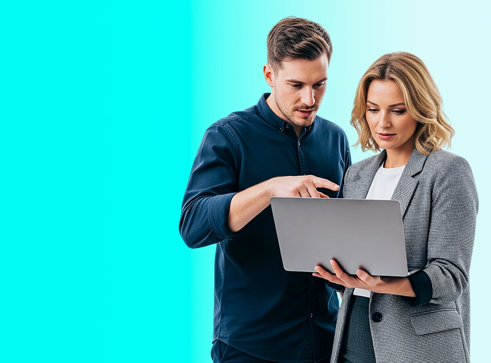 Mężczyzna i kobieta patrzący się na laptopa