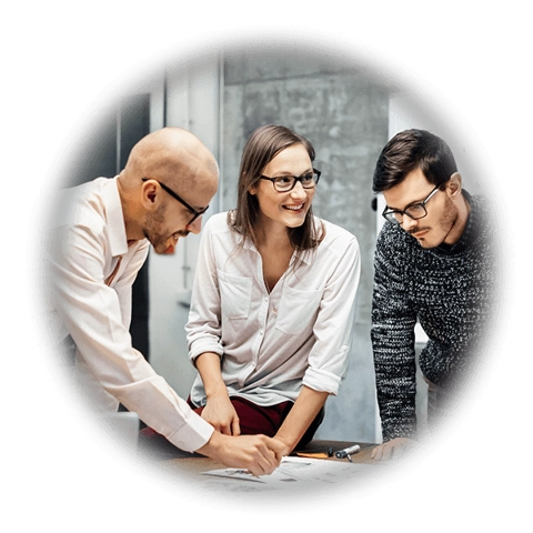 Mężczyzna pracujący na laptopie