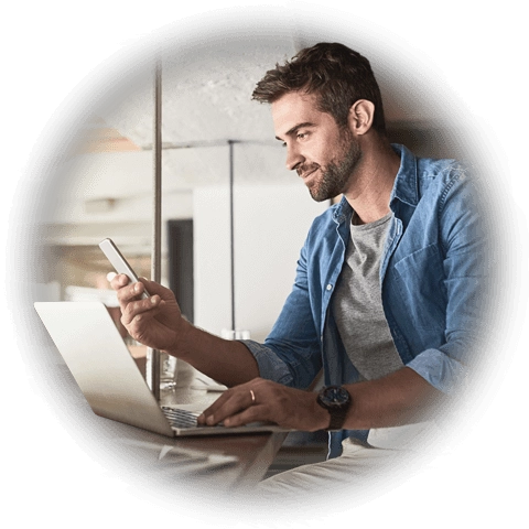 Mężczyzna z laptopem i telefonem