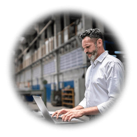 Mężczyzna pracujący na laptopie