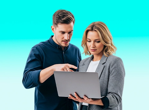 Mężczyzna i kobieta patrzący się na laptopa