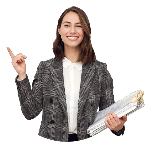 Zadowolona kobieta w marynarce, niosąca stertę dokumentów