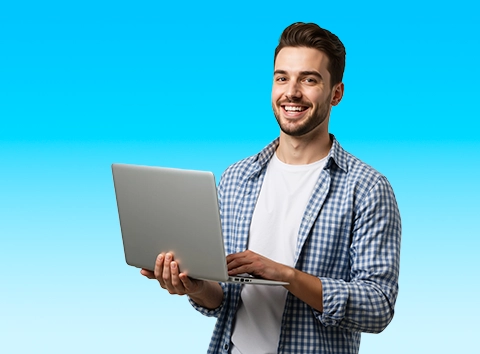 Uśmiechnięty mężczyzna w koszuli trzymający laptopa