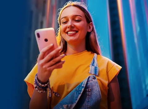 dziewczyna trzymająca telefon