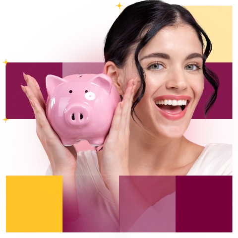 kobieta ze skarbonką w kształcie świnki w dłoniach